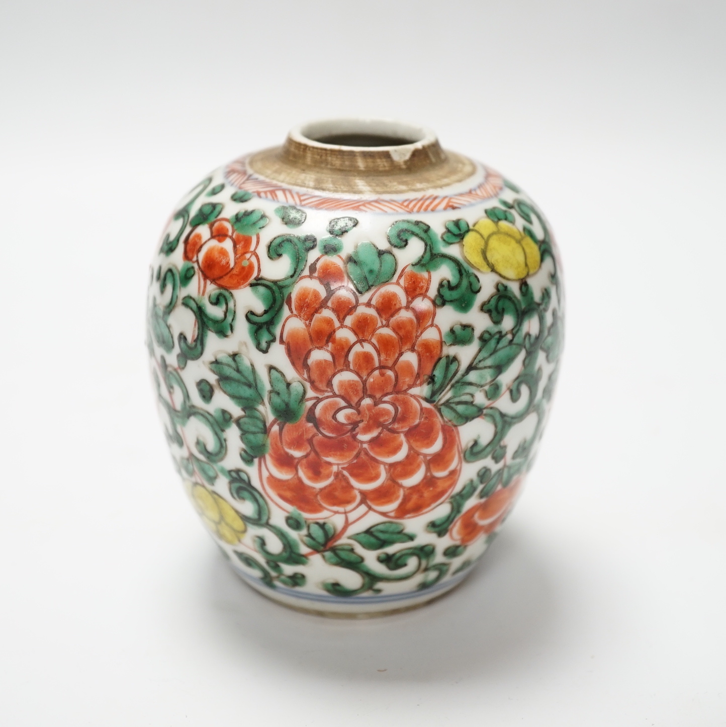 A Chinese wucai ovoid jar, Shunzhi/Kangxi period, 17th century, 11cm